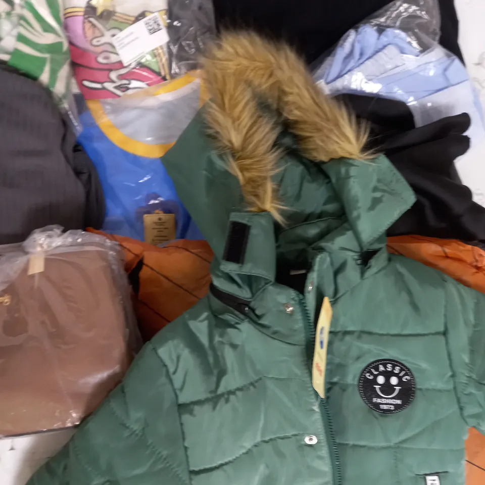 BOX OF APPROXIMATELY 25 ASSORTED CLOTHING ITEMS TO INCUDE - DRESSES, TSHIRTS, BAG ETC