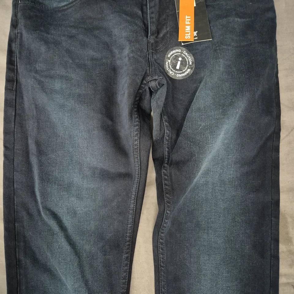 DUCK AND COVER JEANS IN DARK BLUE SIZE 32X30