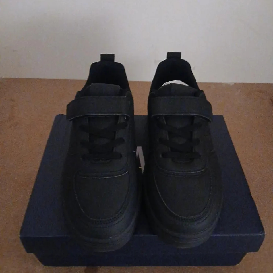 GAP BOSTON VELCRO TRAINERS - BLACK, UK 3 (EU 35)