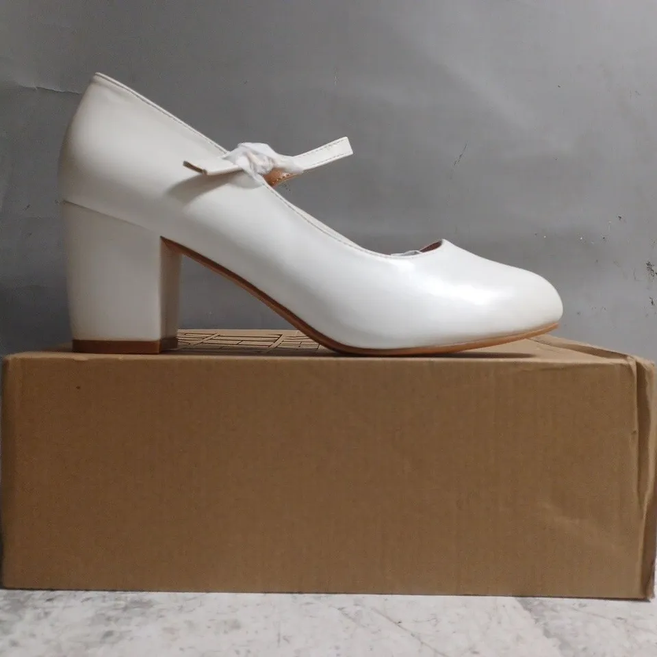 BOXED PAIR OF WHERE'S THAT FROM CLOSED TOE BLOCK HEEL SHOES IN WHITE SIZE UK 6