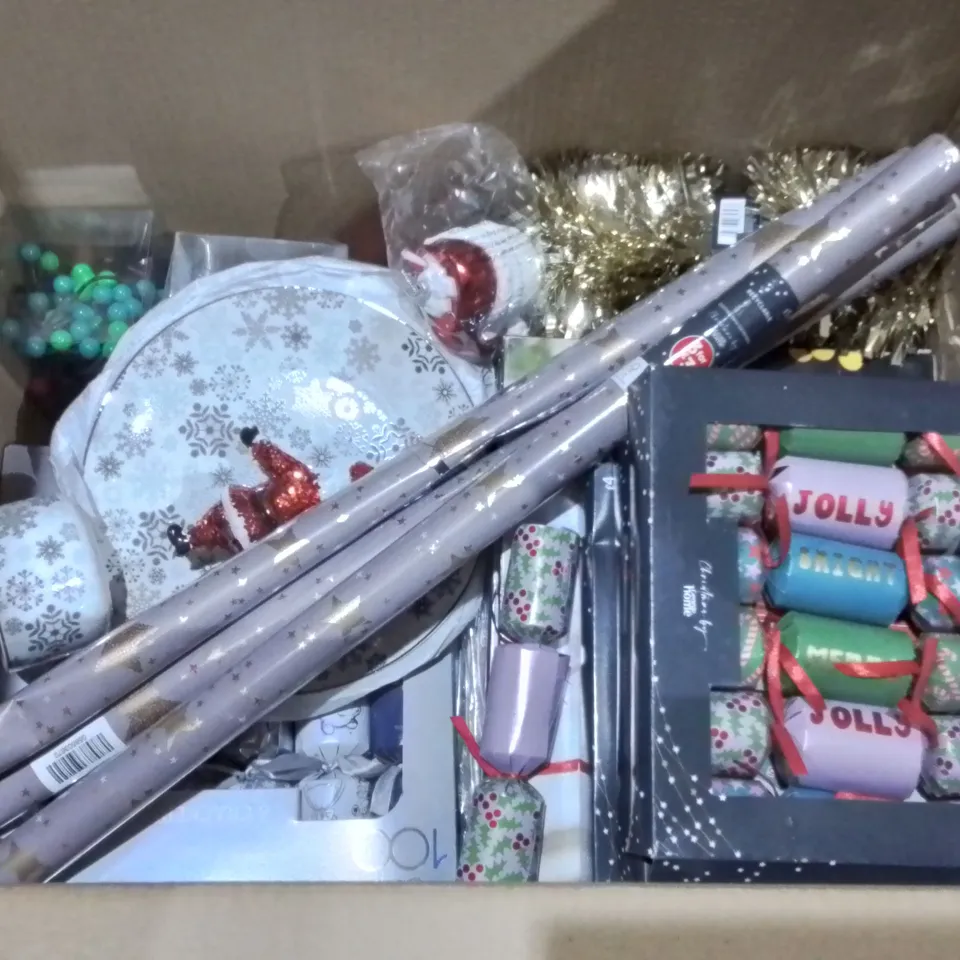 LOT OF ASSORTED SEASONAL HOUSEHOLD ITEMS TO INCLUDE SNOWFLAKE LIGHT, CRACKERS, STRING LIGHTS,GARLAND AND DINNER CANDLES