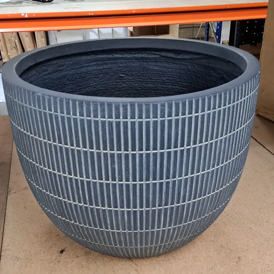 BLACK WASH PLANTER 