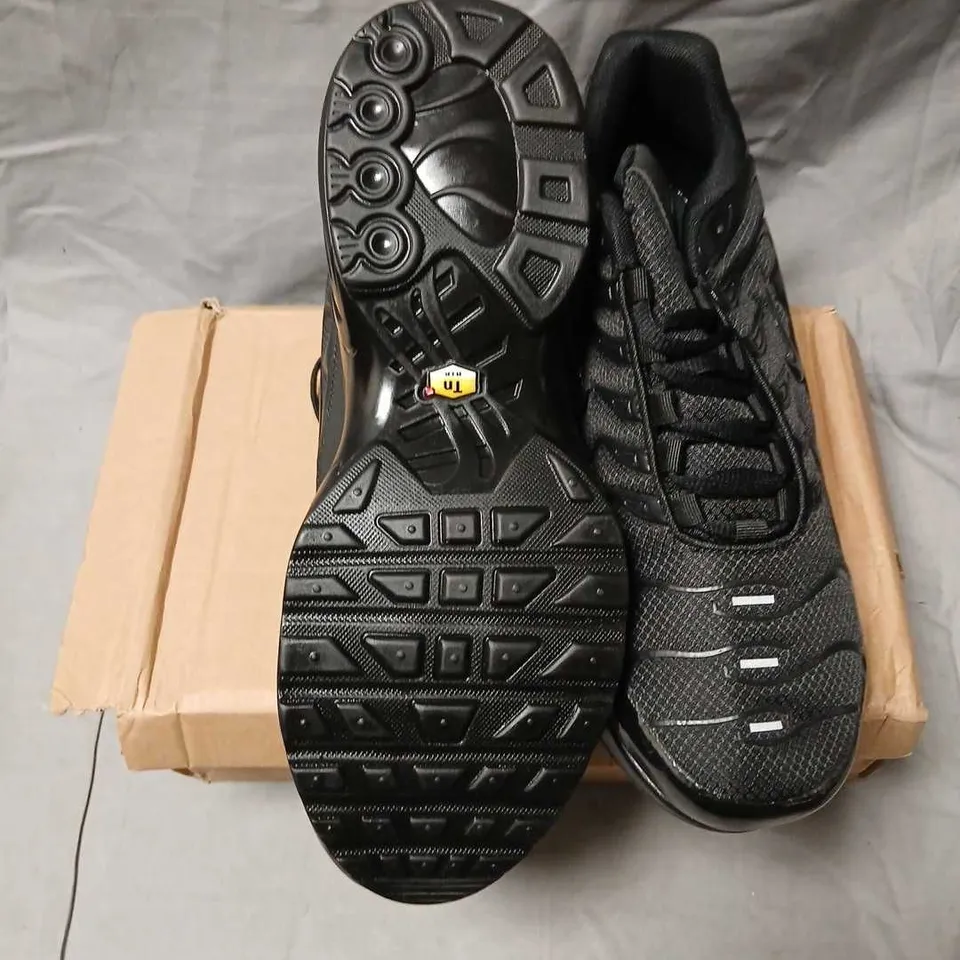 NIKE BLACK RUNNING SHOES – SIZE UK 9 (EUR 43 / USA 10)