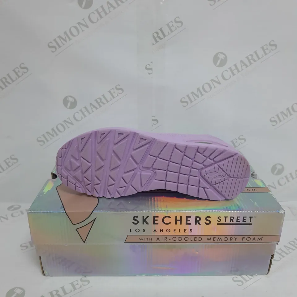 BOXED PAIR OF SKECHERS UNO EVERYWEAR LACE UP TRAINERS IN PURPLE SIZE 5