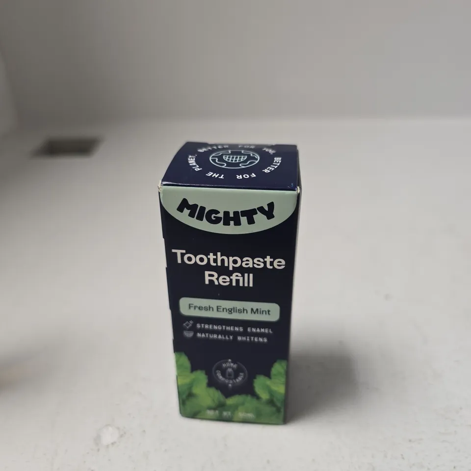 APPROXIMATELY 20 ASSORTED COSMETIC ITEMS INCLUDING VASELINE BODY OIL , MIGHTY TOOTHPASTE REFILL AND HEAD & SHOULDERS HAIR REVITALISER