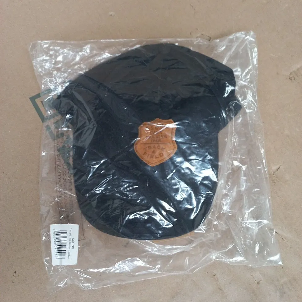 BAGGED & SONS TRACK AND FIELD BASEBALL CAP IN BLACK