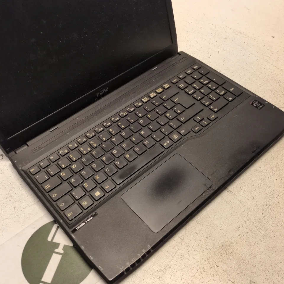FUJITSU LIFEBOOK A514 LAPTOP - BLACK, UK KEYBOARD, WINDOWS 8 (FAULTY TOUCHPAD)