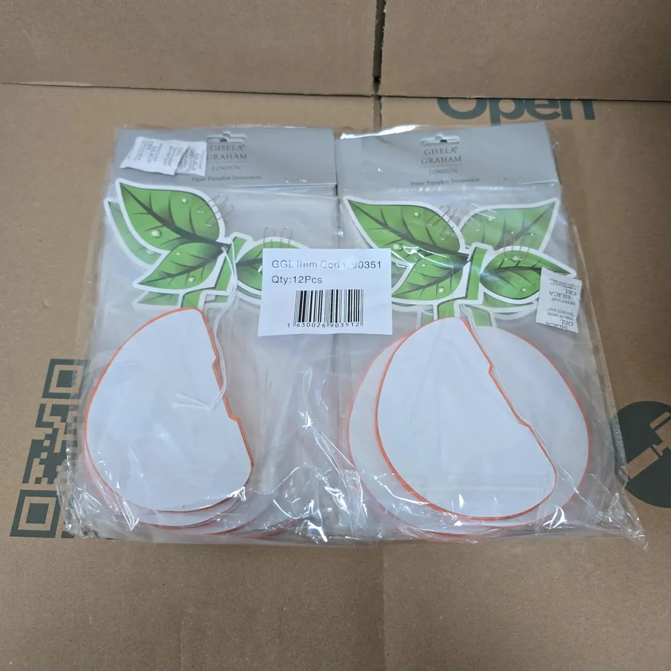 APPROXIMATELY 280 GISELA GRAHAM PAPER PUMPKIN DECORATIONS 