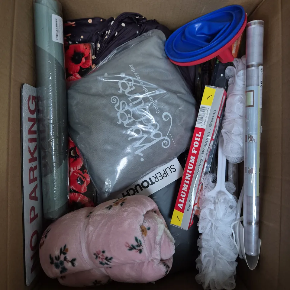 APPROXIMATELY 20 ASSORTED HOUSEHOLD PRODUCTS TO INCLUDE PROTECTIVE GLOVES, CLEANING HEADS, WALLPAPER ETC 