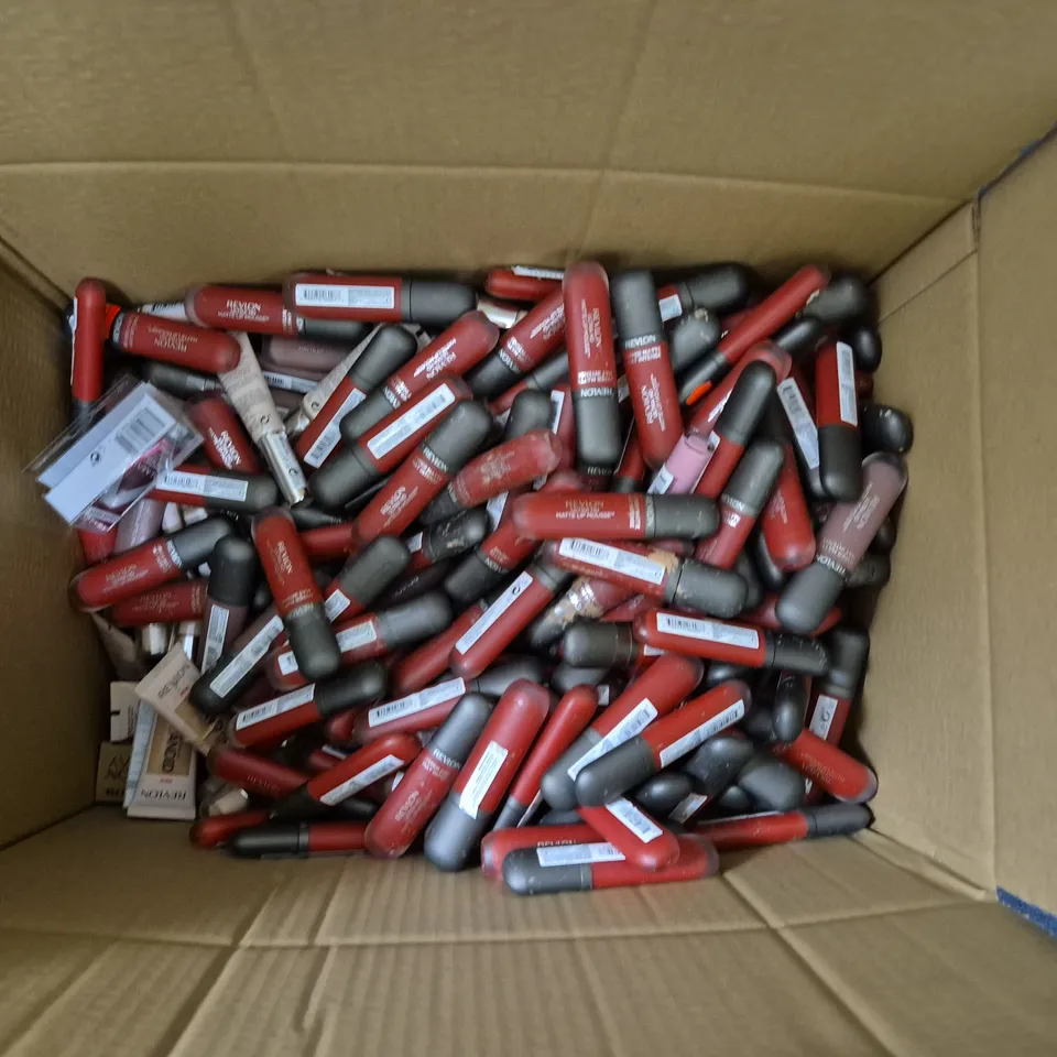 LARGE QUANTITY OF APPROXIMATELY 100 REVLON MAKE UP PRODUCTS TO INCLUDE LIP MOUSSE AND FOUNDATION - ASSORTED SHADES AND SIZES