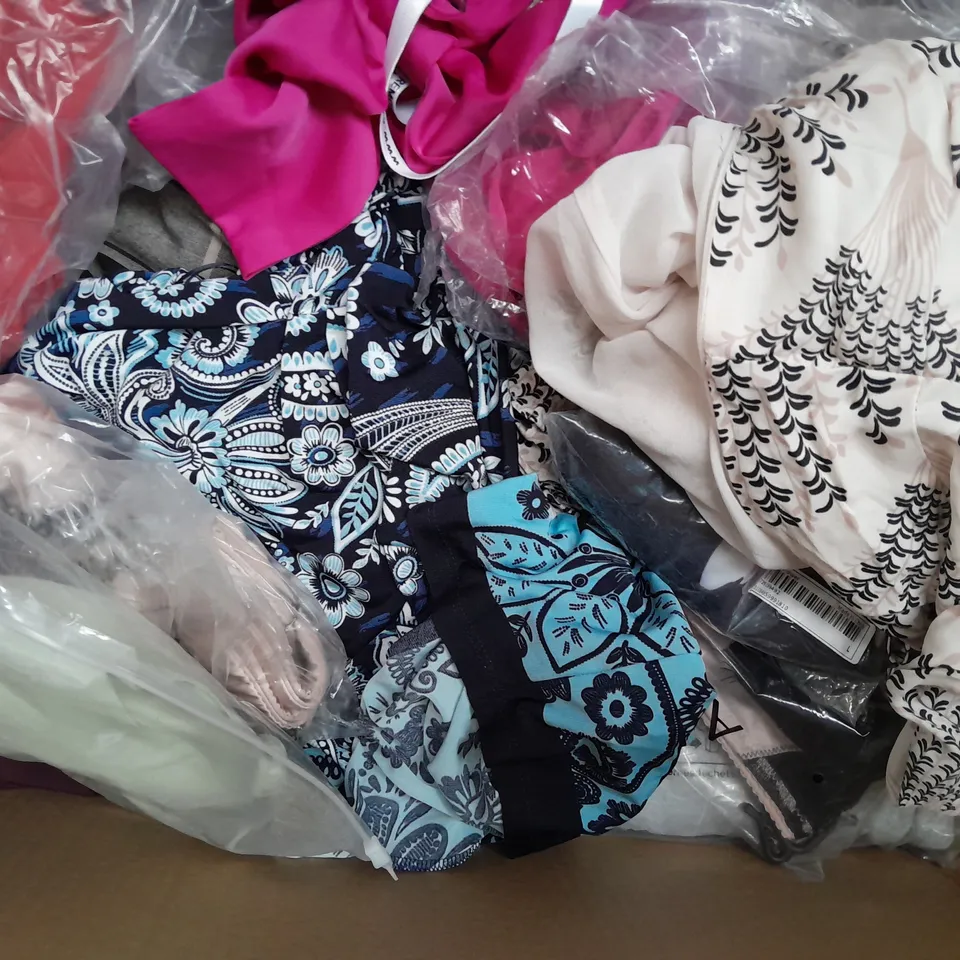 BOX OF APPROXIMATELY 20 ASSORTED CLOTHING AND FASHION ITEMS IN VARIOUS STYLES, SIZES, AND COLOURS - COLLECTION ONLY