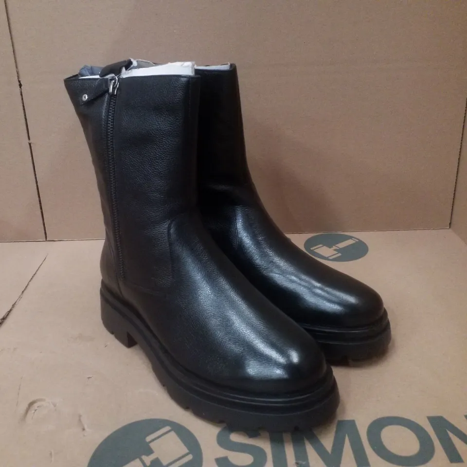 BOX CONTAINING APPROXIMATELY 4 PAIRS OF BRAND NEW SIMPLY BE BLACK BREENER EX WIDE BOOTS - SIZE 8
