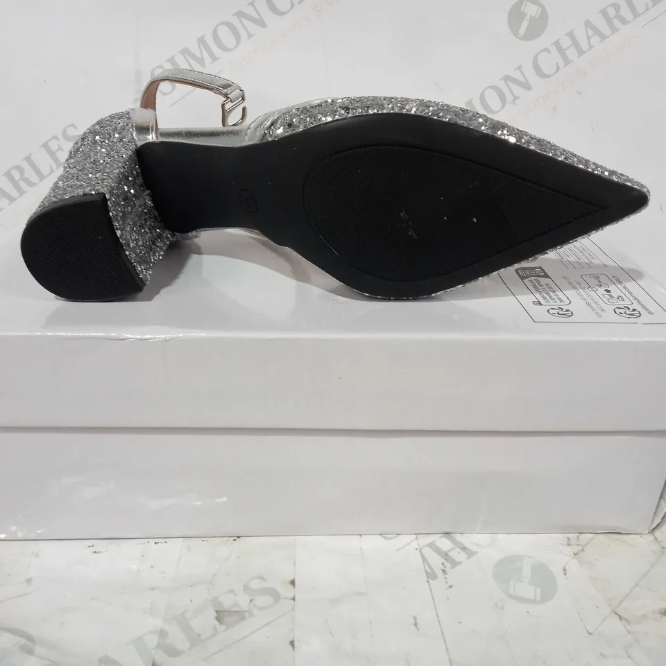 BOXED PAIR OF DESIGNER CLOSED TOE HEELS IN SILVER COLOUR W. GLITTER EFFECT EU SIZE 36