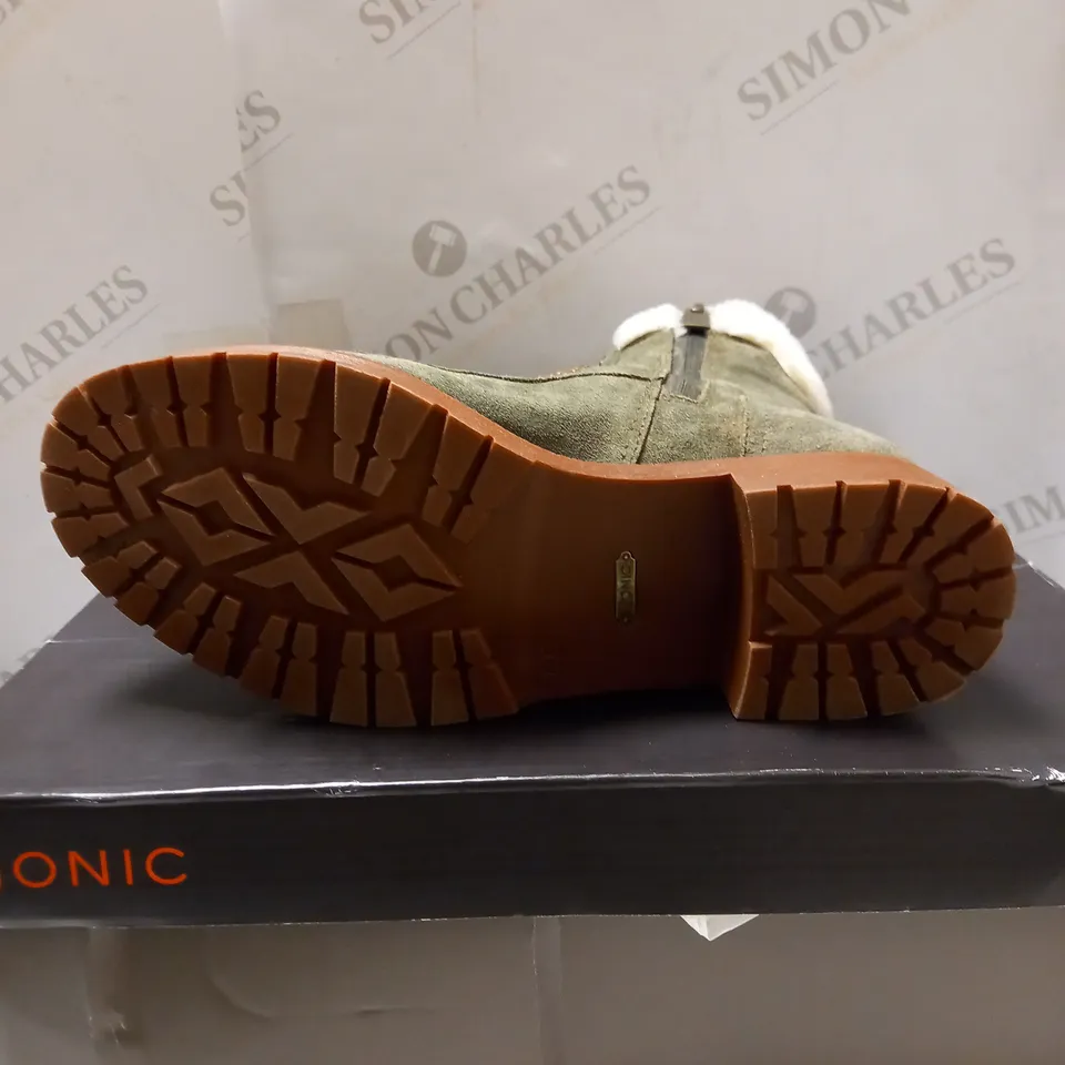 VIONIC OLIVE ZOE HIKER ANKLE BOOTS - SIZE 5.5