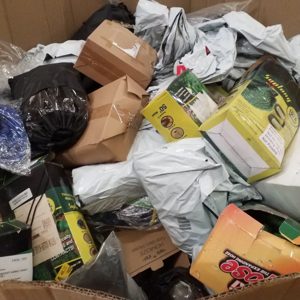 PALLET CONTAINING ASSORTED GARDEN HOSES & INFLATABLES 