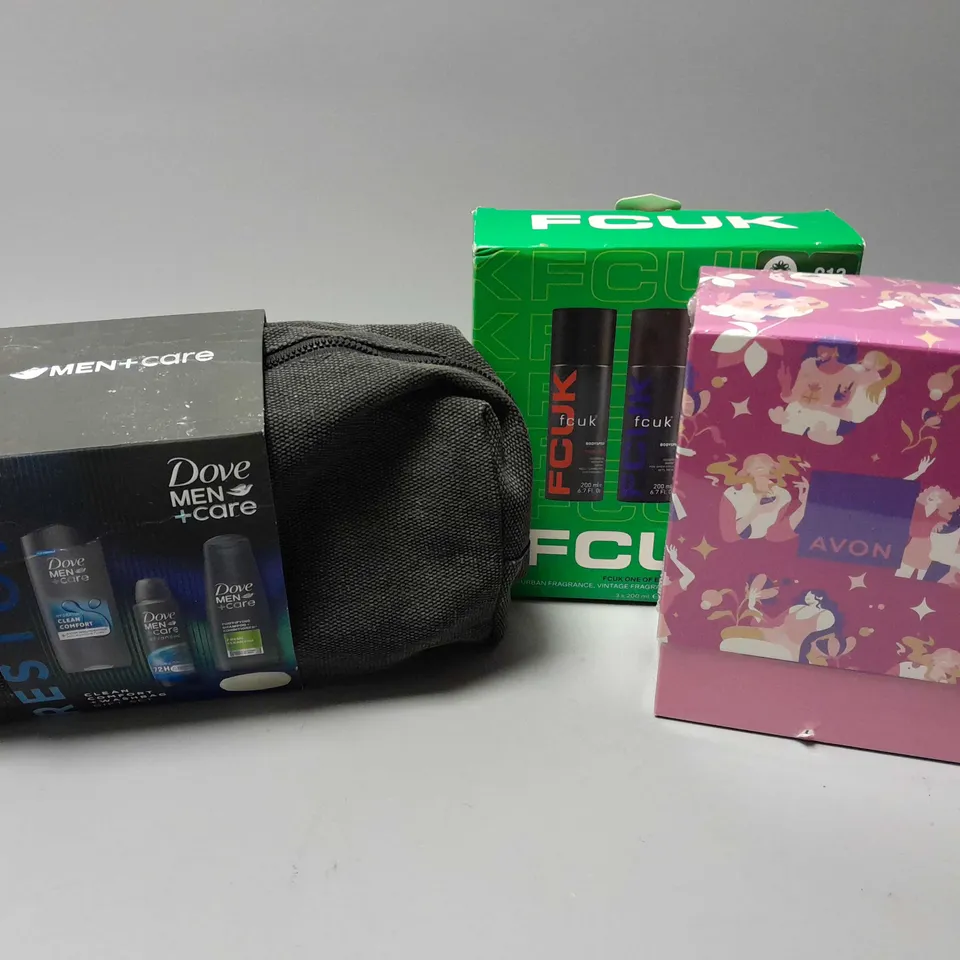 APPROXIMATELY 12 FRAGRANCE AND COSMETIC BOXSETS TO INCLUDE DOVE MEN+CARE RESTORE GIFT SET, AVON RARE PEARLS 3 PIECE GIFTSET, FCUK ONE OF EACH SET, ETC