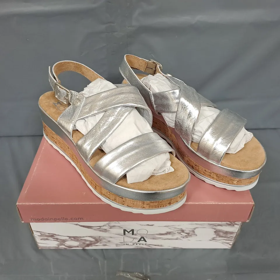 BOXED PAIR OF MODA IN PELLE ROMANI SILVER LEATHER ASSYMETRIC PART CORK WEDGE SHOES - UK SIZE 40