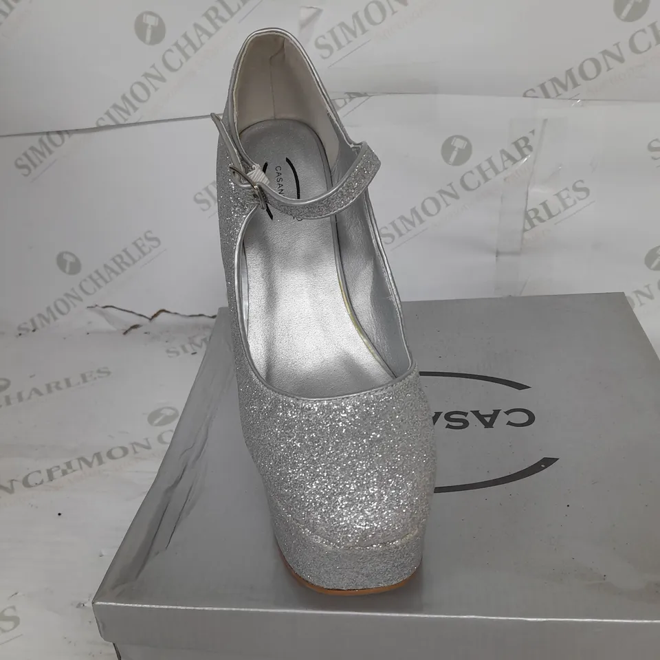 BOXED PAIR OF CASANDRA PLATFORM STRAP SHOE IN SILVER GLITTER SIZE 4