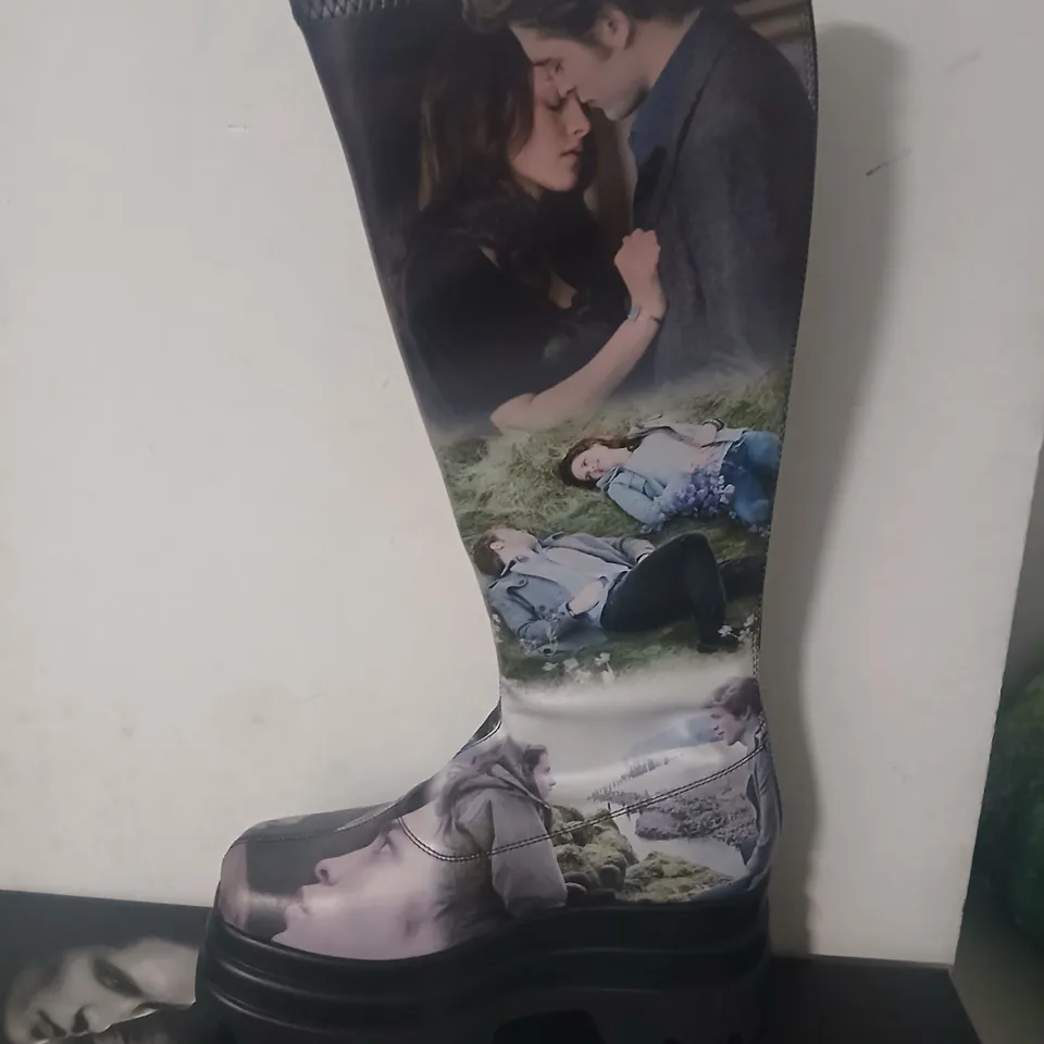 BOXED PAIR OF KOI TWILIGHT SAGA BEDWARD LONG BOOTS SIZE UK 3