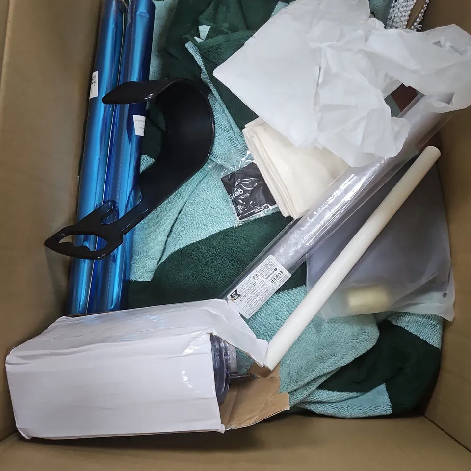 BOX OF APPROXIMATELY 12 ASSORTED HOUSEHOLD ITEMS TO INCLUDE - TOWEL - CUP - CHARGING CABLE - ETC