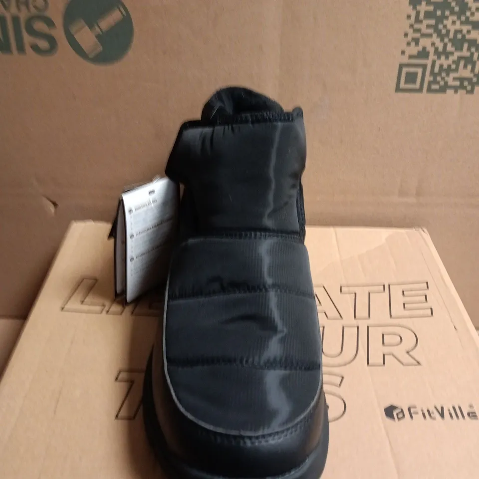 BOXED PAIR OF FITVILLE COZYCORE WINTER BOOTS - BLACK, UK 9 
