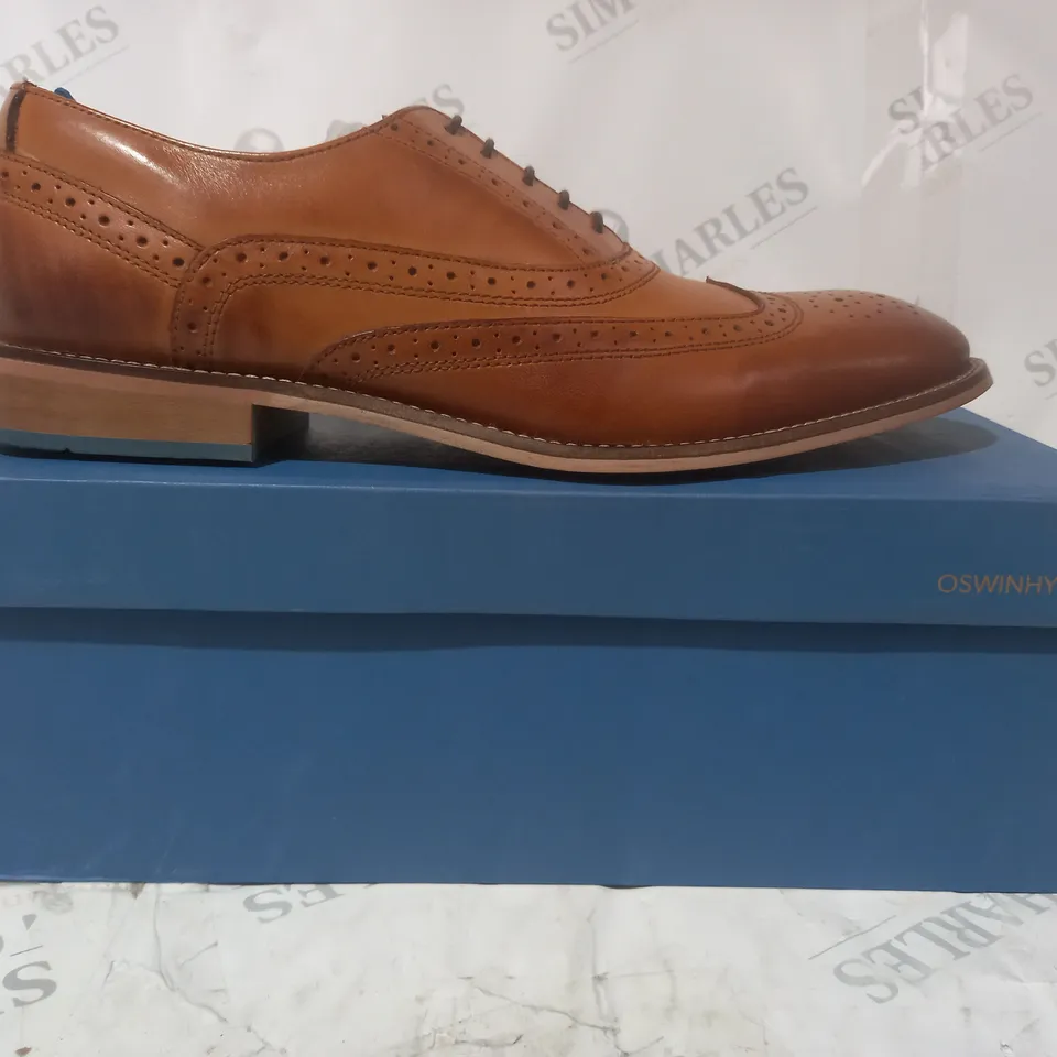 BOXED PAIR OF OSWIN HYDE LONDON LACE UP SHOES IN TAN SIZE 9