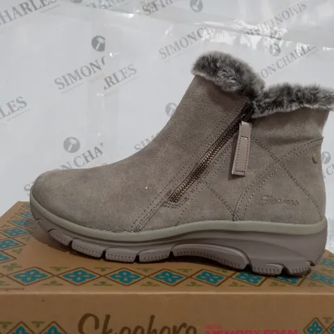 SKECHERS EASY GOING HIGH ZIP BOOT, MUSHROOM, UK 6
