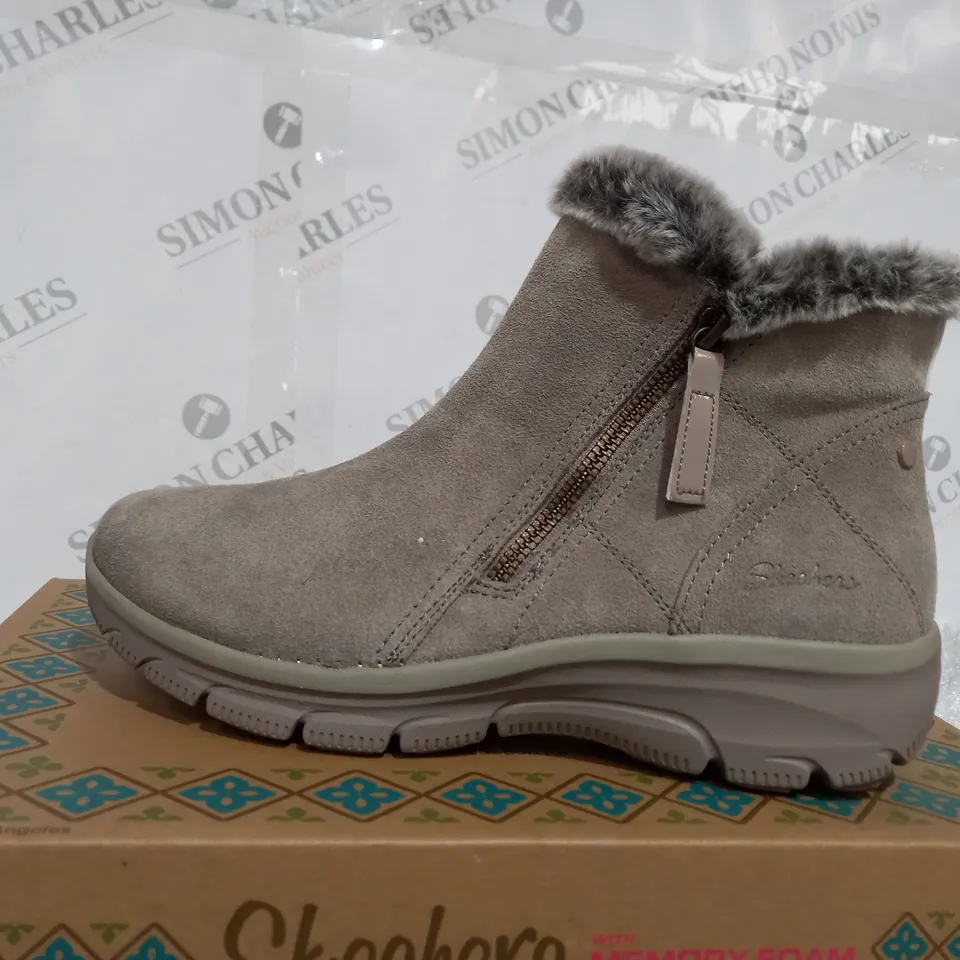 SKECHERS EASY GOING HIGH ZIP BOOT, MUSHROOM, UK 6