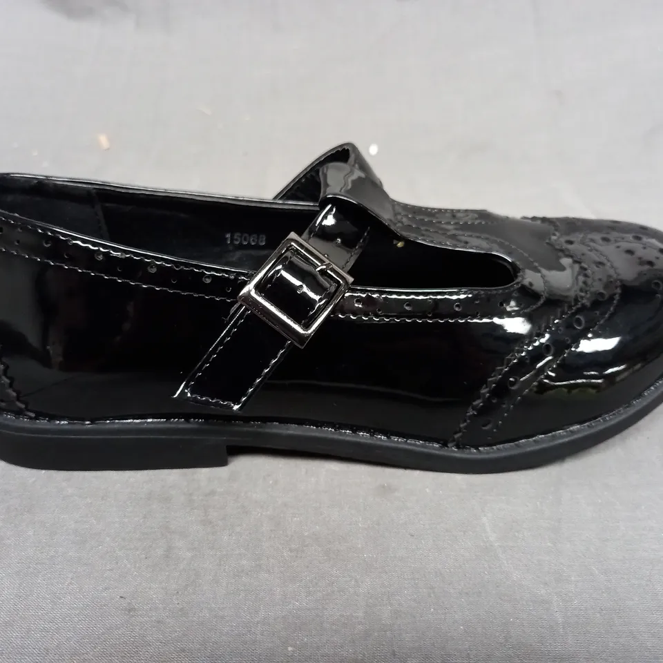 BOX OF APPROXIMATELY 10 LILLEY SHOES IN BLACK. - VARIOUS SIZES