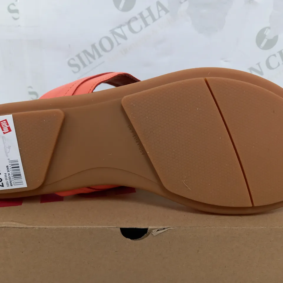 BOXED PAIR OF FITFLOPS GRACIE RUBBER CIRCLET LEATHER TOE POST SANDALS IN SUNSHINE CORAL - UK 7