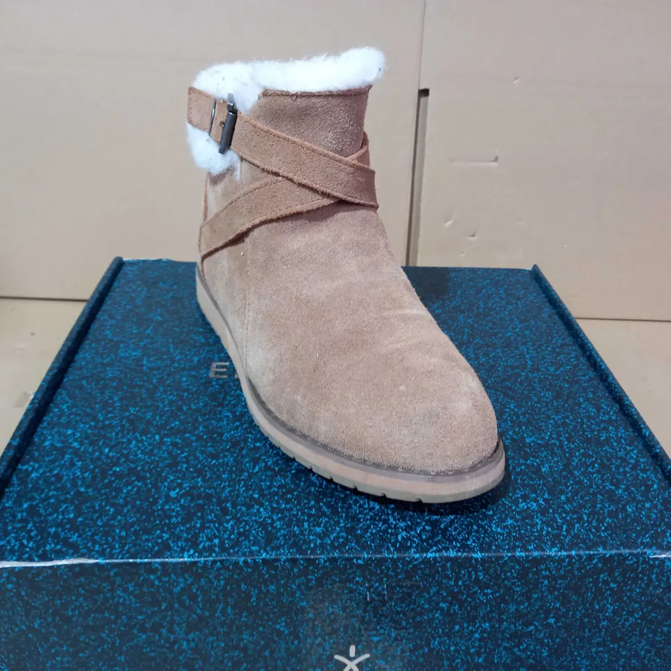 BOXED PAIR OF EMU MERAK FAUX SUEDE BOOTS IN CHESTNUT UK SIZE 6