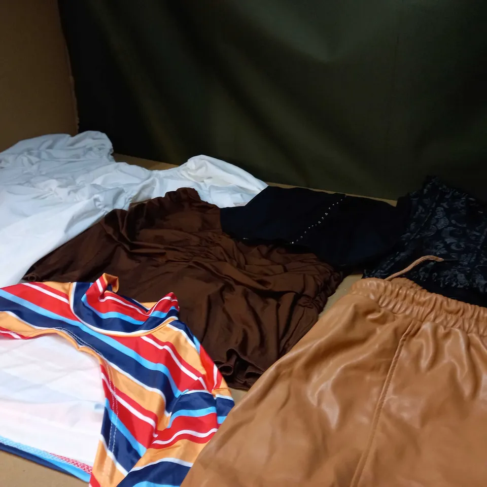 LOT OF APPROX 25 ASSORTED CLOTHING ITEMS VARYING IN SIZE/COLOUR/STYLE TO INCLUDE: TROUSERS, SKIRTS, TOPS
