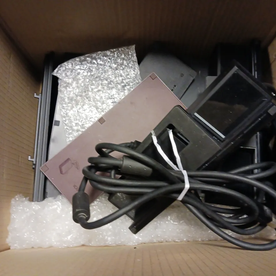 BOX OF APPROX 18 ASSORTED ITEMS TO INCLUDE - XBOX 360 KINECT , XBOX ONE STANDS , XBOX ONE KINECT ETC