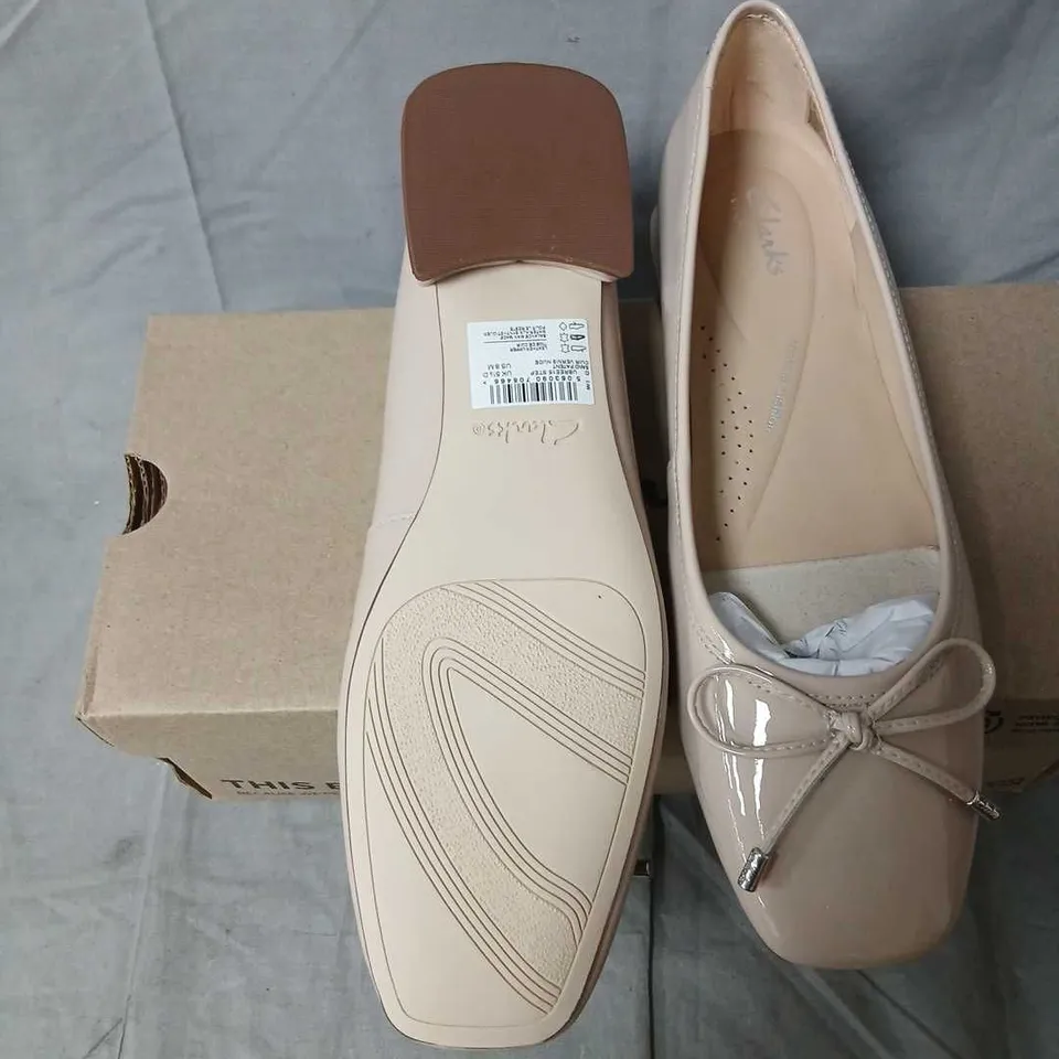 CLARKS BEIGE PATENT BOW PUMPS – UK 5½ / EU 39, BOXED