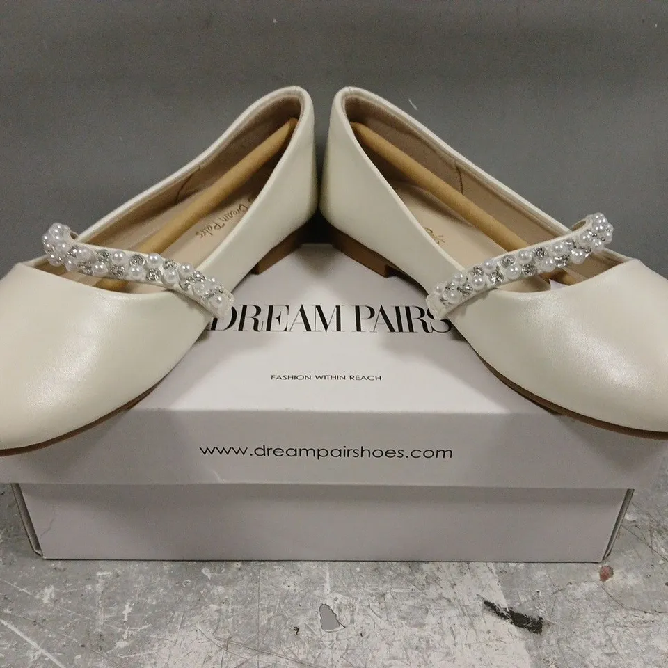 BOXED PAIR OF DREAM PAIRS SERENA KID'S SHOES IN IVORY SIZE UK 13