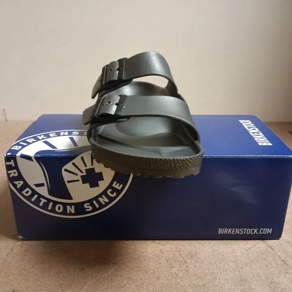 BOXED PAIR OF BIRKENSTOCK ARIZONA OPEN TOE SANDALS IN ANTHRACITE SIZE UK 8
