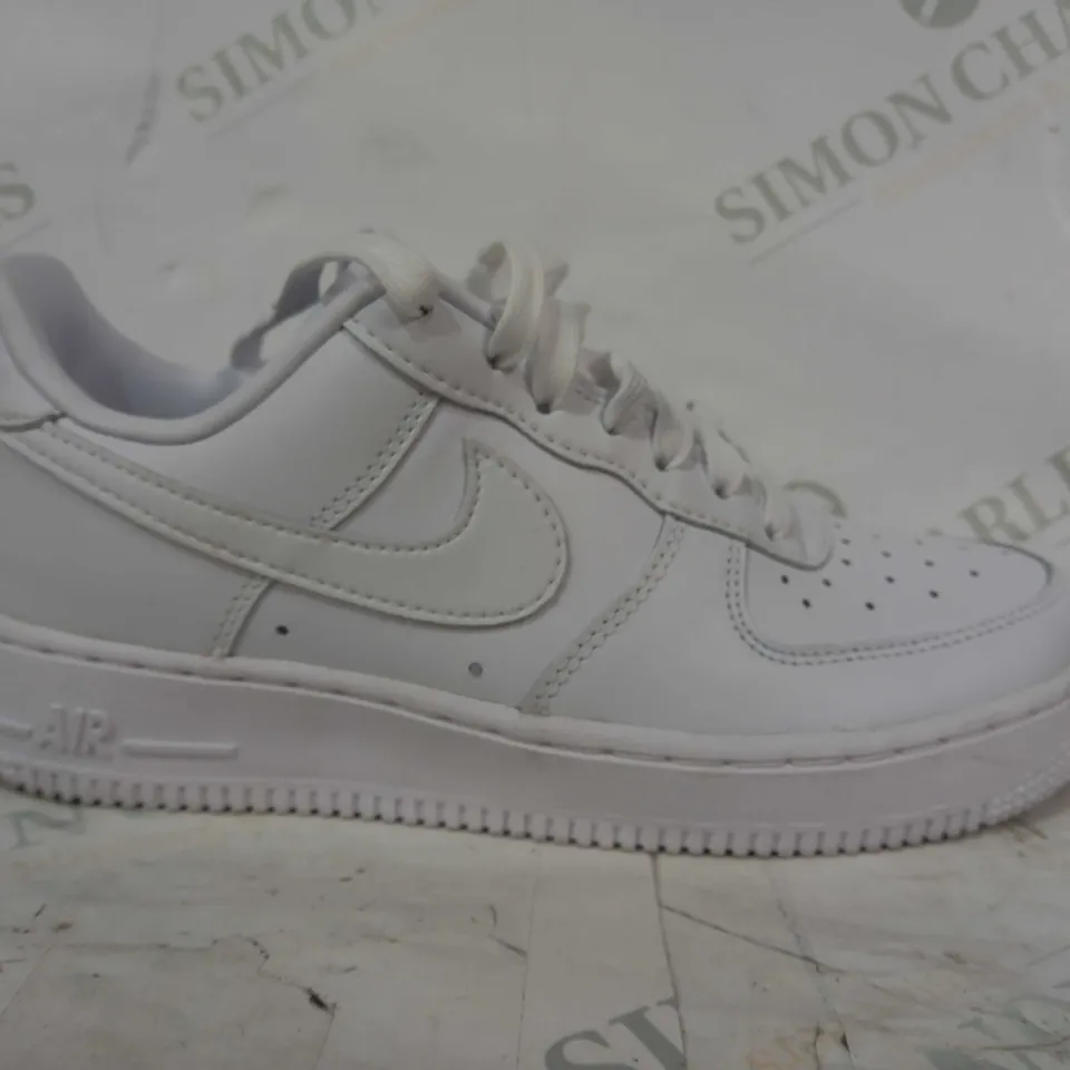 PAIR OF NIKE AIR SHOES IN WHITE UK SIZE 5.5