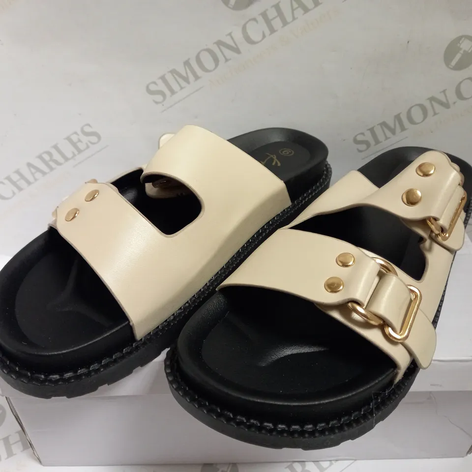 BOXED DOUBLE BUCKLE CHUNKY SLIDER - SIZE 6