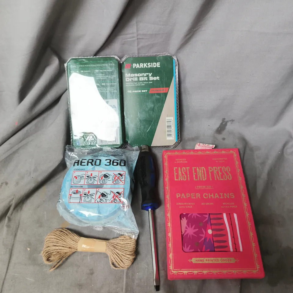 APPROXIMATELY 15 ASSORTED HOUSEHOLD ITEMS TO INCLUDE MASONRY DRILL BIT SET, EAST END PRESS PAPER CHAINS AND AERO 360 BATHROOM