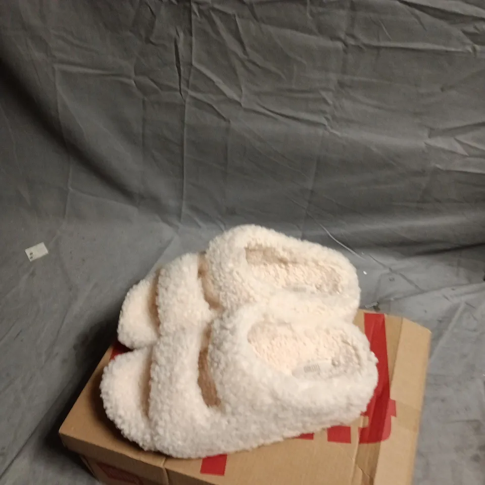 FITFLOP SHUV CURLY-SHEARLING TWO-BAR SLIDES – UK 04