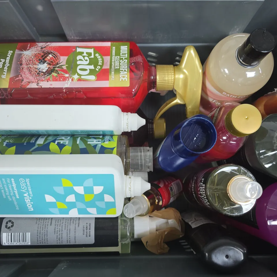 APPROXIMATELY 15 ASSORTED HOUSEHOLD LIQUID PRODUCTS TO INCLUDE EZCARCARE CHAMPS CAR SHAMPOO, FAB! MULTI-SURFACE CLEANER, SPECSAVERS EASIPURPOSE CONTACT LENS CLEANER, ETC - COLLECTION ONLY