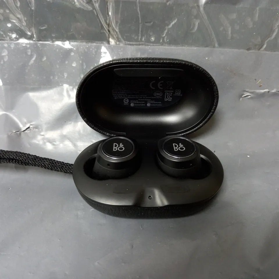 BANG & OLUFSEN BEOPLAY E8 EARBUDS IN BLACK