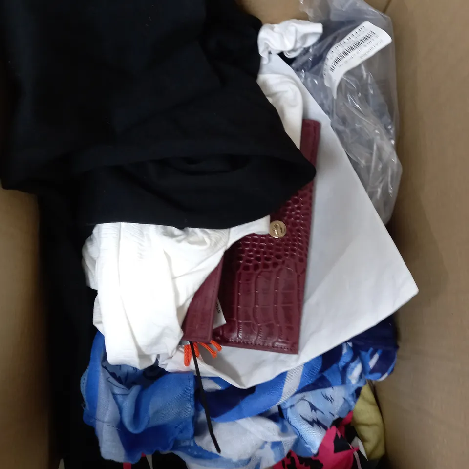 BOX OF APPROXIMATELY 10 ASSORTED CLOTHING ITEMS IN VARIOUS STYLES & SIZES TO INCLUDE PURSE, TROUSERS, JUMPERS ETC