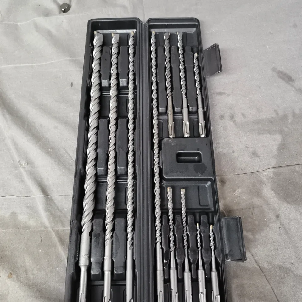 ASSORTED DRILL BIT SET IN PLASTIC CASE
