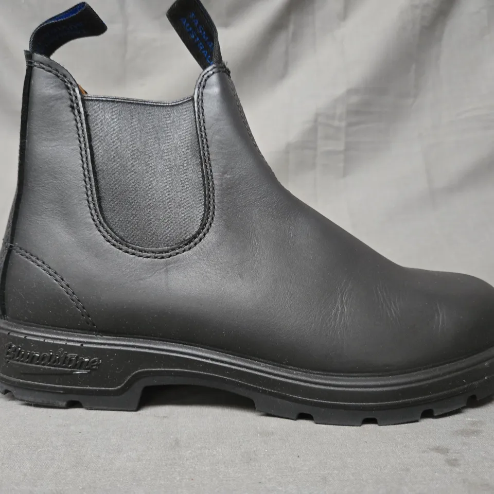 BOXED PAIR OF BLUNDSTONE THERMAL ELASTIC SIDED BOOTS IN BLACK UK SIZE 7