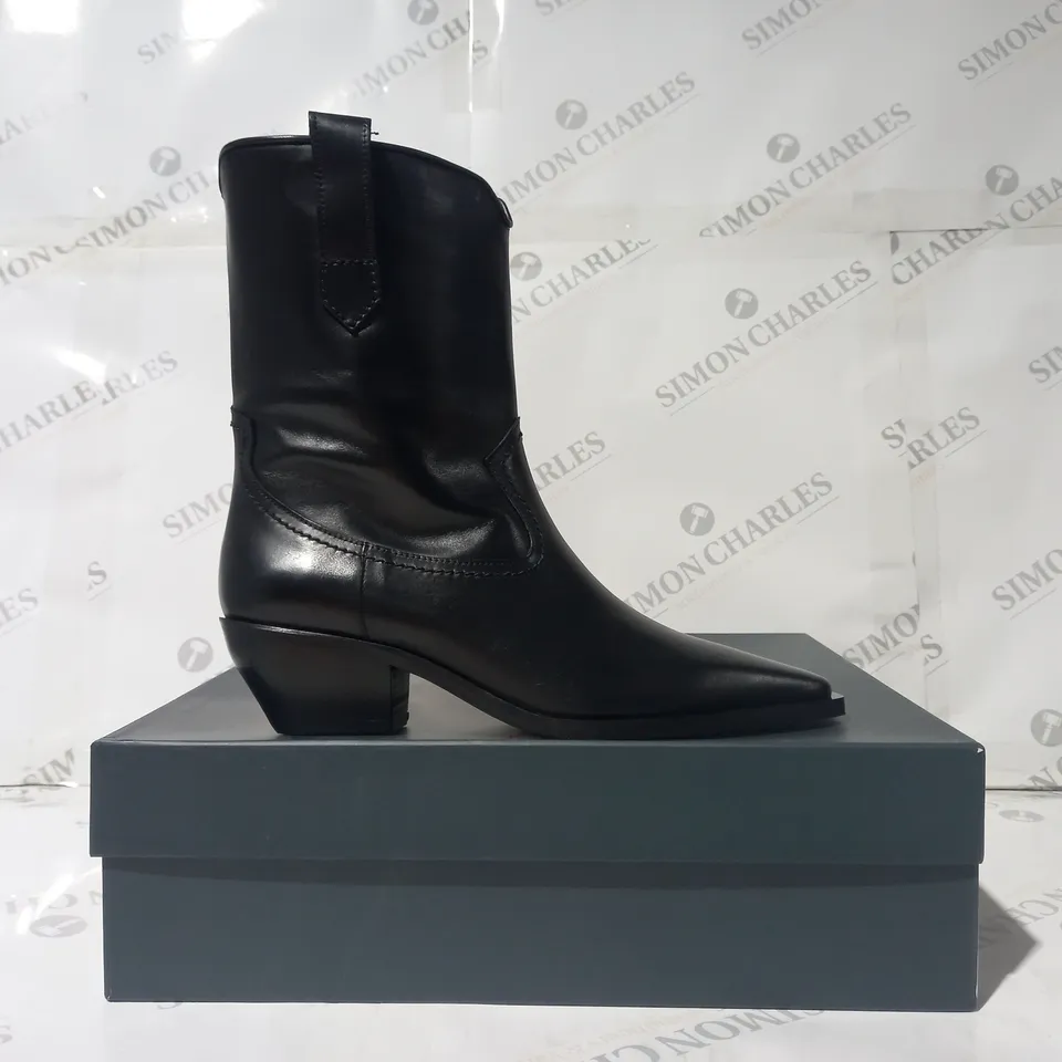 BOXED PAIR OF DANIEL LOW BLOCK HEEL BOOTS IN BLACK EU SIZE 39