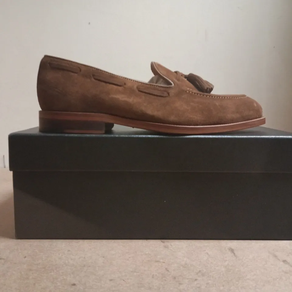 BOXED PAIR OF WILDSMITH MODEL 82 LOAFERS IN DARK TAN SUEDE SIZE 7.5