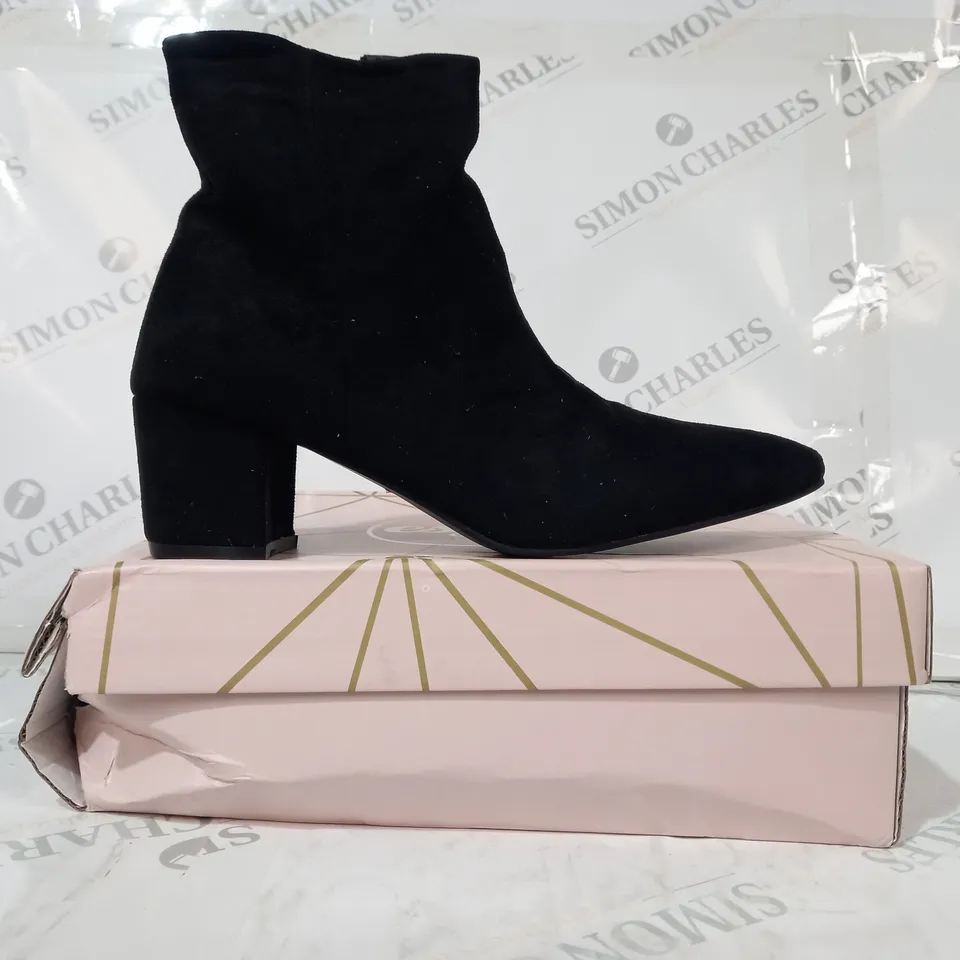 BOXED PAIR OF ESSEX GLAM POINTED TOE BLOCK HEEL FAUX SUEDE SHOES IN BLACK UK SIZE 8