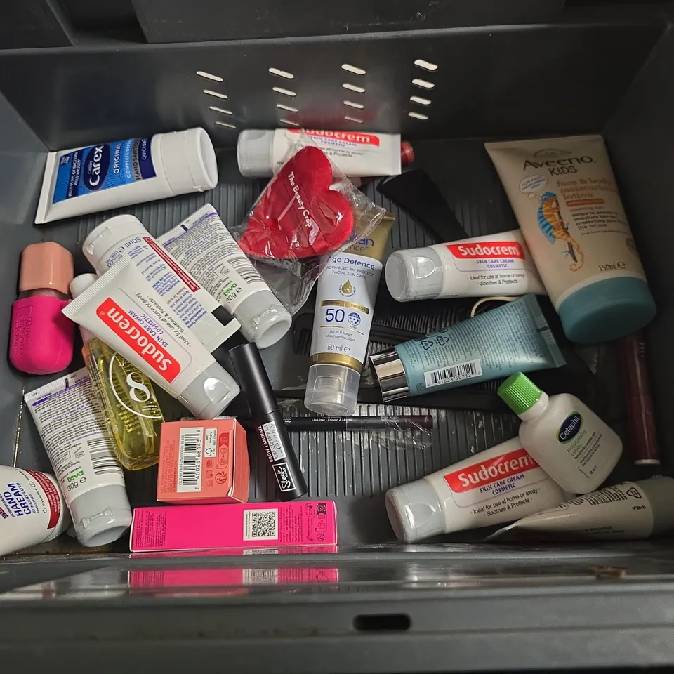 LOT OF APPROXIMATELY 25 ASSORTED HEALTH AND BEAUTY ITEMS TO INCLUDE HERBAL ESSENCE SHAMPOO, SUDOCREM HAND CREAM AND PIMPLE PATCHES