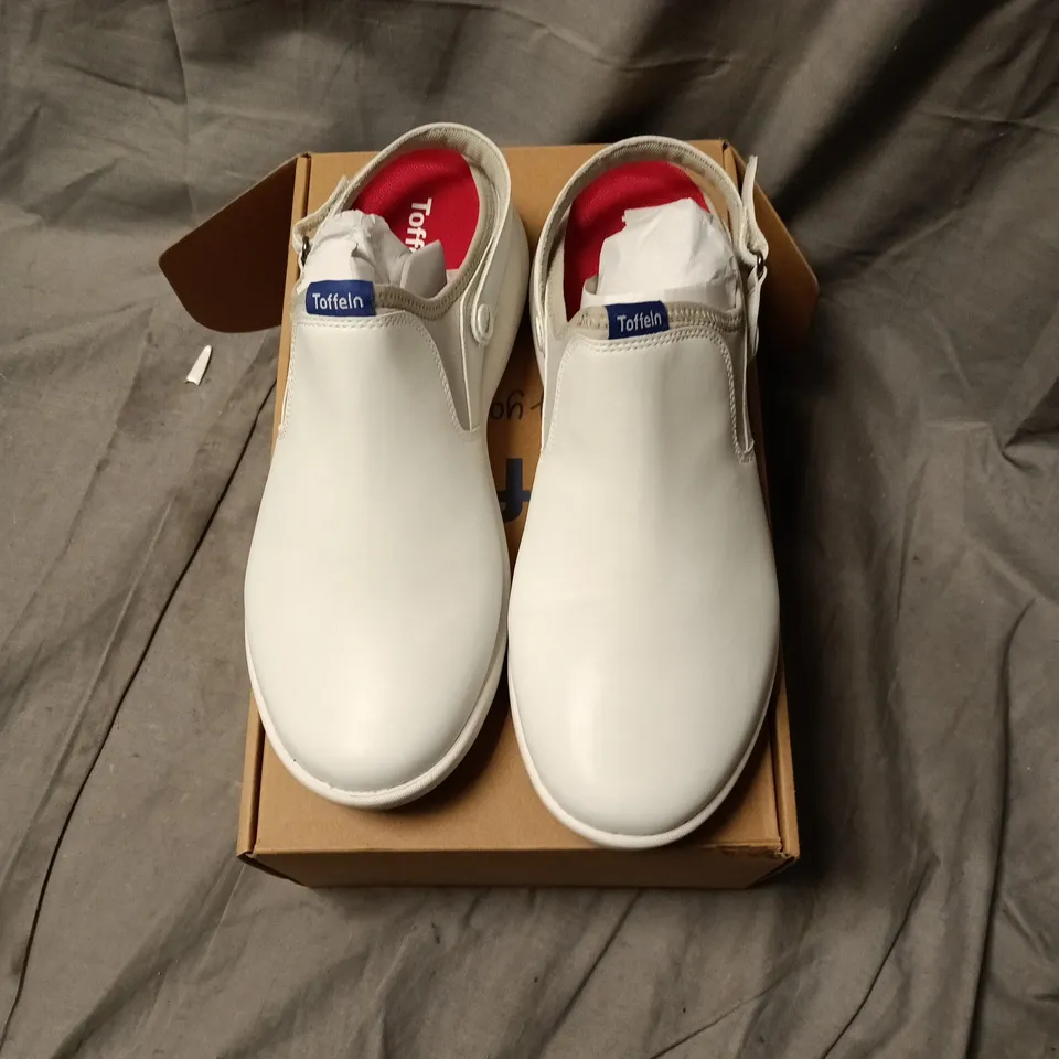 TOFFELN CLOG SLIP-ON SHOES – WHITE